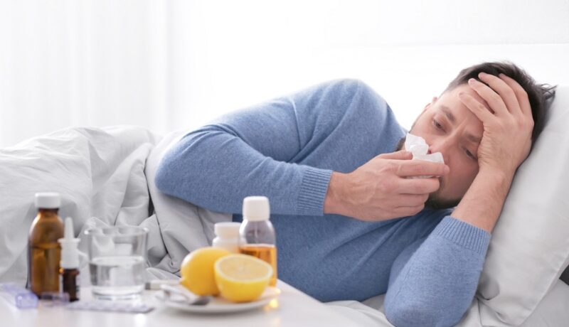 Bărbat cu simptome de gripă, răceală și COVID