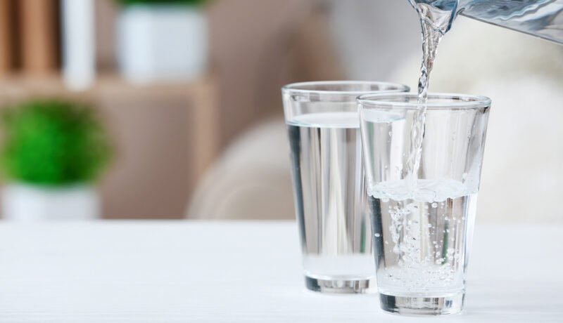 Două pahare din sticlă, cu apă
