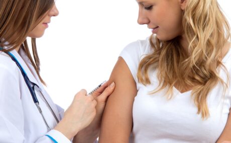 Vaccinul antigripal: ce trebuie să știi despre eficiență, reacții adverse și contraindicații