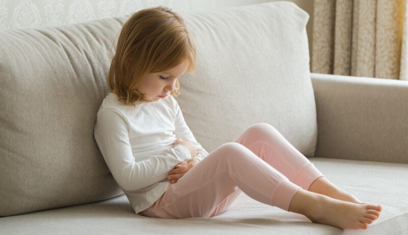 Fetiță cu durere de burtă, un simptom care semnalează enteroviroza la copii