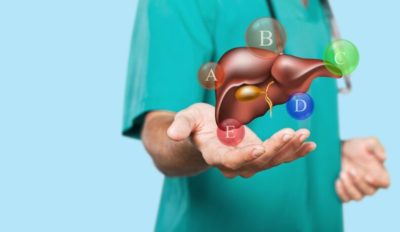 Medic care ține în mână un ficat pe care sunt desenate cele 5 litere pentru hepatita A, B, C, D și E