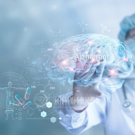 Un medic care se joacă cu o hologramă a creierului într-o mână