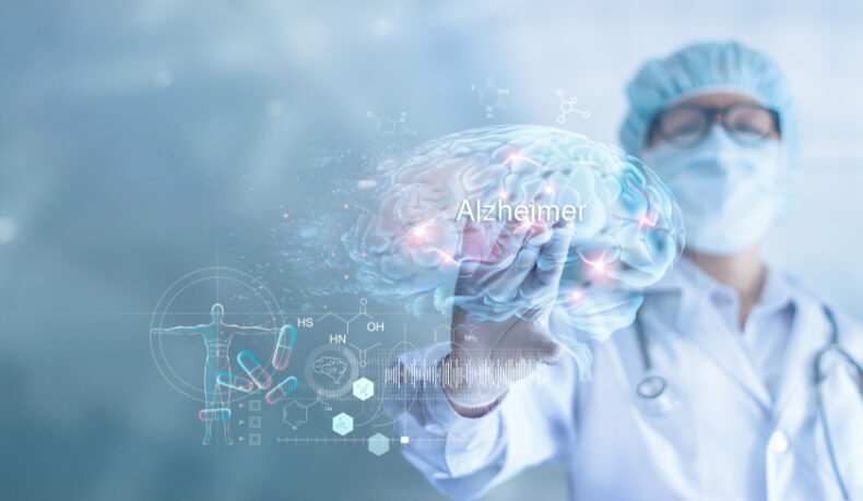 Un medic care se joacă cu o hologramă a creierului într-o mână