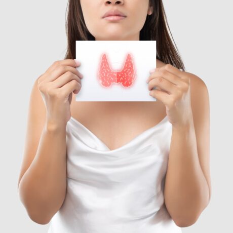 Femeie care arată un desen cu glanda tiroidă