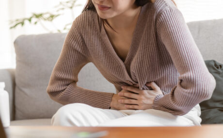 Femeie care se confruntă cu dureri la colon