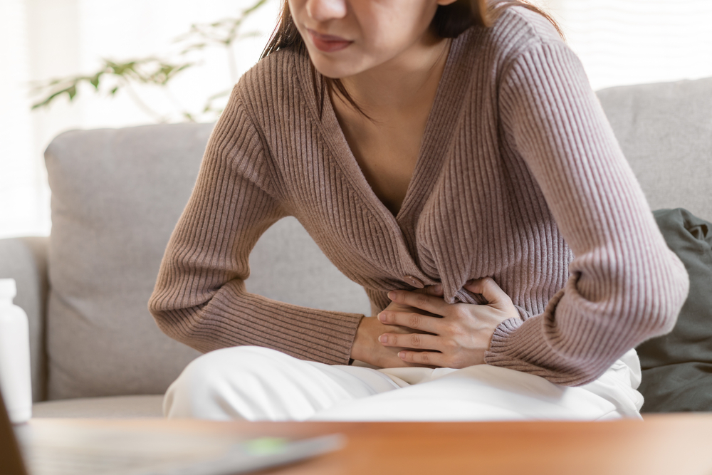 Femeie care se confruntă cu dureri la colon
