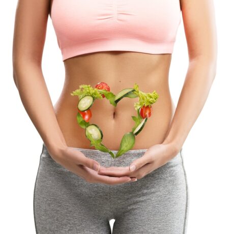 Femeie cu legume pentru digestie, recomandate ca alimente pentru constipație