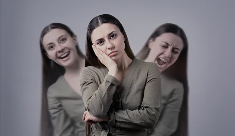 Femeie fericită, tristă și furioasă, cu stări care descriu ce înseamnă că fii bipolar