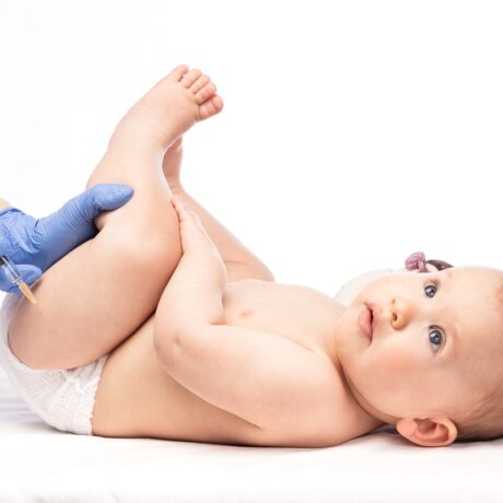 bebeluș care primește un vaccin inclus în calendarul național de vaccinare