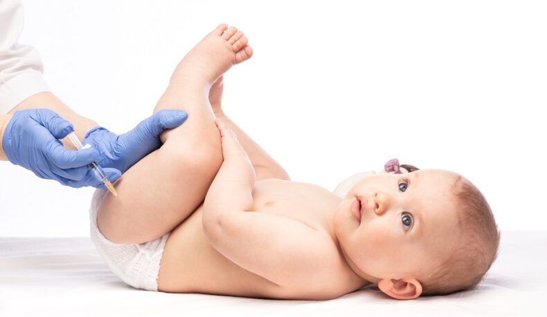 bebeluș care primește un vaccin inclus în calendarul național de vaccinare