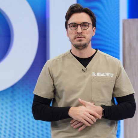 Doctorul Mihail Pautov, într-un costum de medic de culoare bej, în platoul emisiunii MediCOOL, sezonul 4