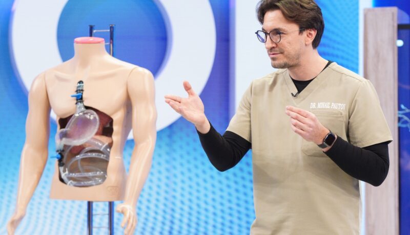 Doctorul Mihail Pautov explică cum funcționează sistemul digestiv pe un schelet