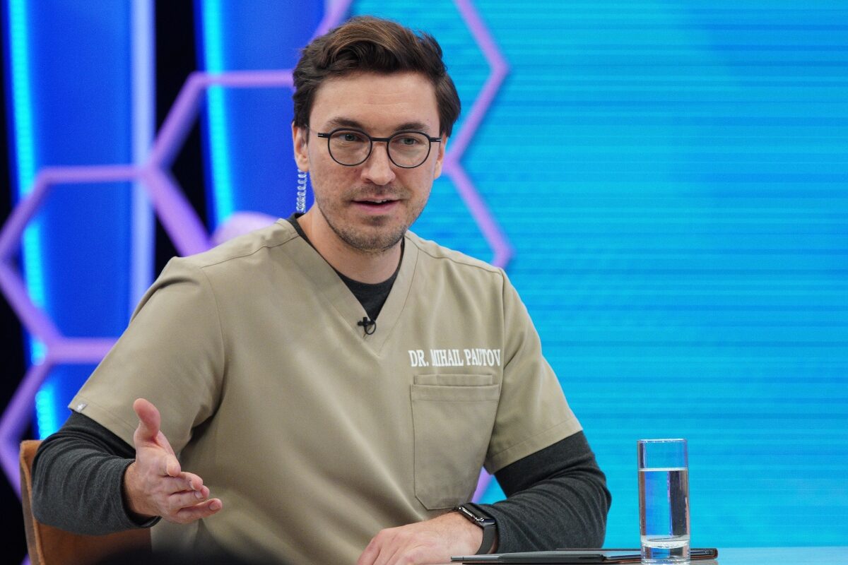 Doctorul Mihail Pautov, într-un costum de medic de culoare bej, în platoul emisiunii MediCOOL, în timp ce explică cum să te ferești de infecțiile virale