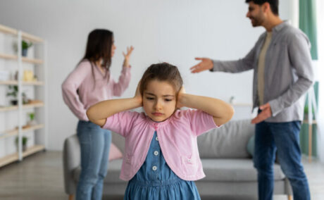 Cum se manifestă trauma copilăriei în relațiile adulte