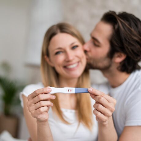 Cuplu fericit cu test de sarcină pozitiv