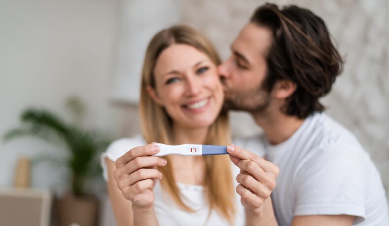 Cuplu fericit cu test de sarcină pozitiv
