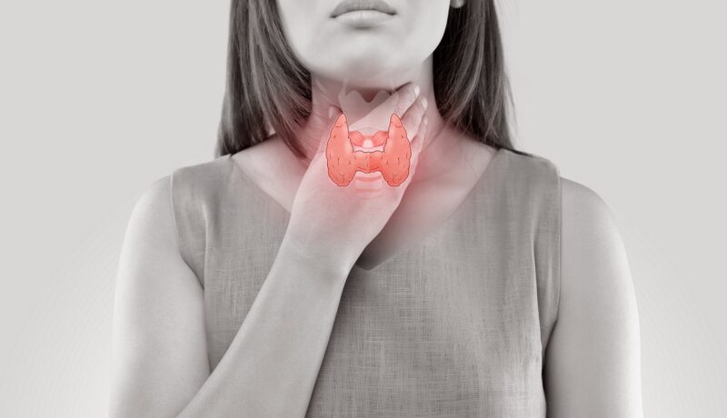 Femeie care își palpează tiroida cu o mână. Tiroidita Hashimoto afectează mult mai multe femei decât bărbați