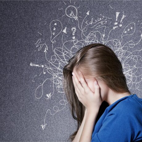 Femeie anxioasă, îngrijorată excesiv și copleșită, simptome care definesc tulburarea anxioasă generalizată