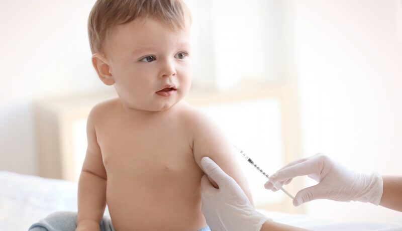 Copil care primește vaccinul pentru meningită în braț