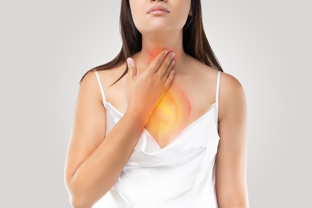 femeie cu arsură în piept cauzată de refluxul gastroesofagian