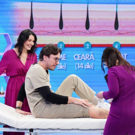 Doctorul Mihail Pautov este ajutat de o cosmeticiană să se epileze