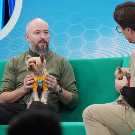 Doctorul Mihail Pautov discută cu un medic veterinar despre cataracta la câini
