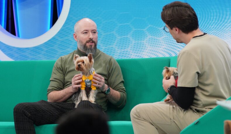 Doctorul Mihail Pautov discută cu un medic veterinar despre cataracta la câini