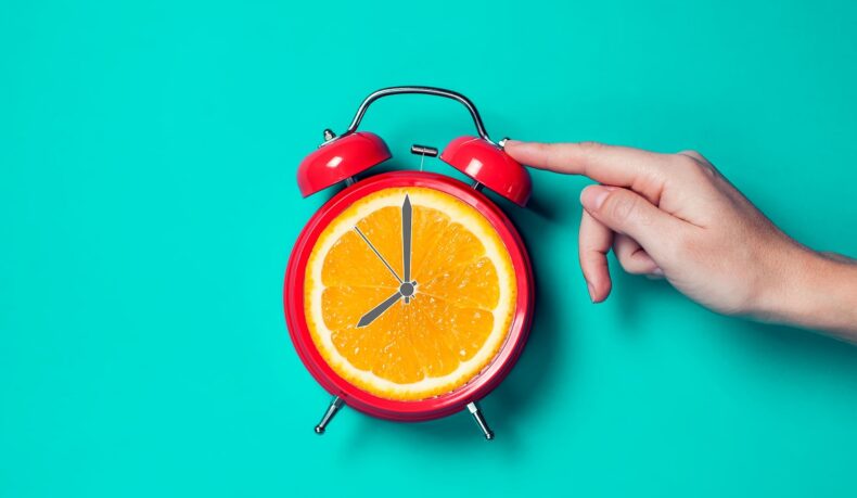 Ceas cu portocală care arată când se mănâncă fructele