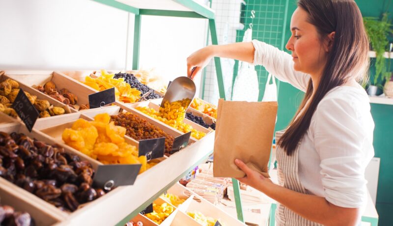 Femeie care cumpără fructe uscate. Fructele uscate în diabet pot fi consumate în anumite condiții