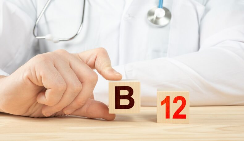 Medic care arată cuburi pe care scrie vitamina B12