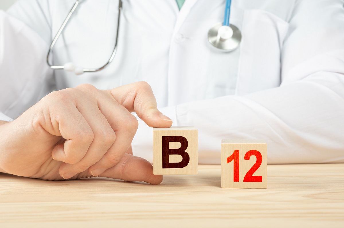 Medic care arată cuburi pe care scrie vitamina B12