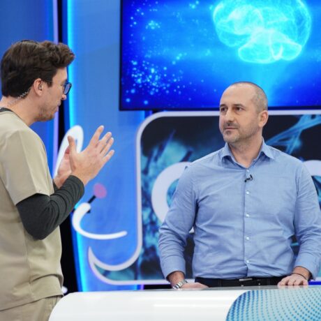 Doctorul Mihail Pautov discută cu un medic specialist despre fațetele dentare