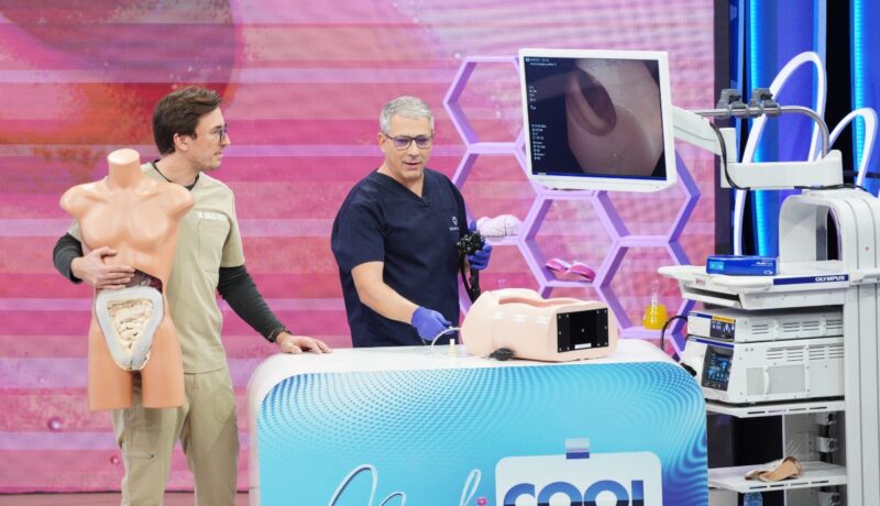 Medicul Mihail Pautov discută cu un specialist despre cum se realizează procedura de colonoscopie