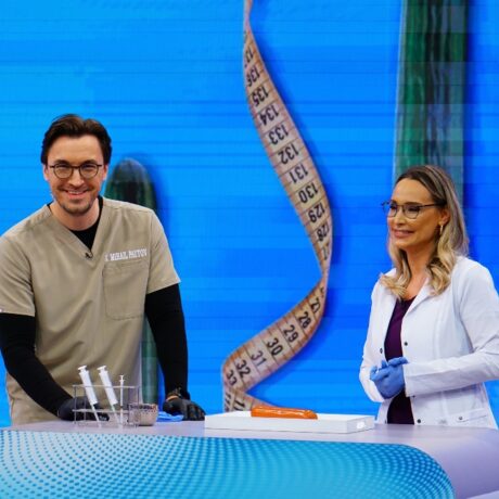 Doctorul Mihail Pautov discută cu un specialist despre operația de mărire de penis