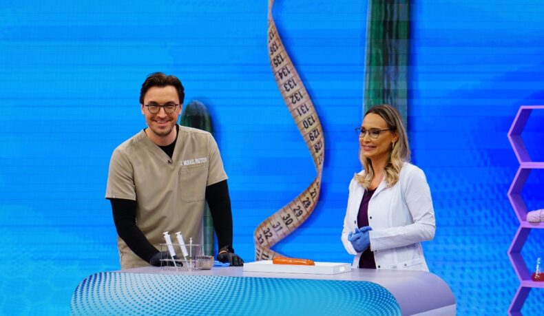 Doctorul Mihail Pautov discută cu un specialist despre operația de mărire de penis