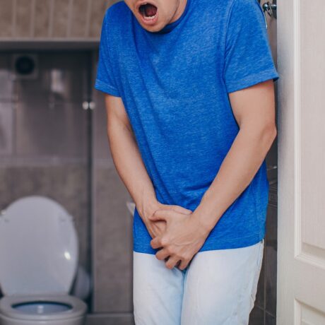 Bărbat cu nevoie imperioasă de urinare, unul dintre simptomele prostatei inflamate