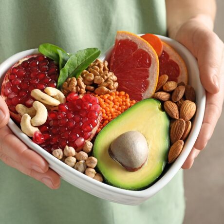 Castron în formă de inimă cu fructe crude și uscate: migdale, avocado și alte alimente care scad colesterolul