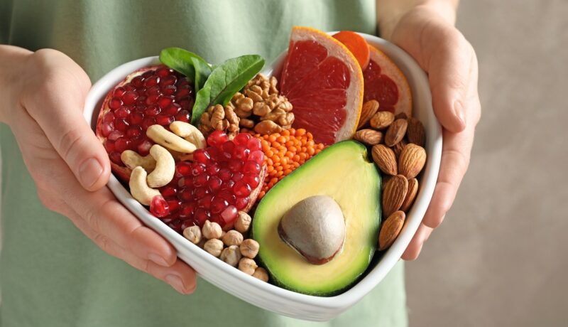Castron în formă de inimă cu fructe crude și uscate: migdale, avocado și alte alimente care scad colesterolul