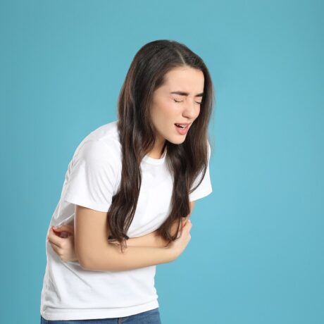 Femeie cu durere abdominală puternică, unul dintre simptomele de sarcină extrauterină