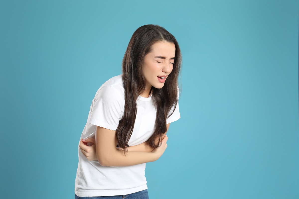 Femeie cu durere abdominală puternică, unul dintre simptomele de sarcină extrauterină