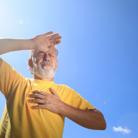bărbat în soare, afectat de efectele caniculei