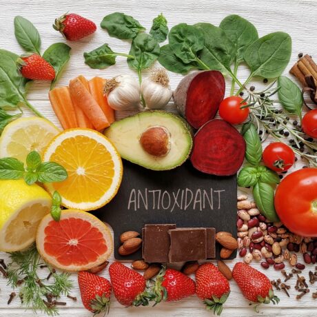 Alimente bogate în antioxidanți: legume și fructe proaspete, fasole, ciocolată