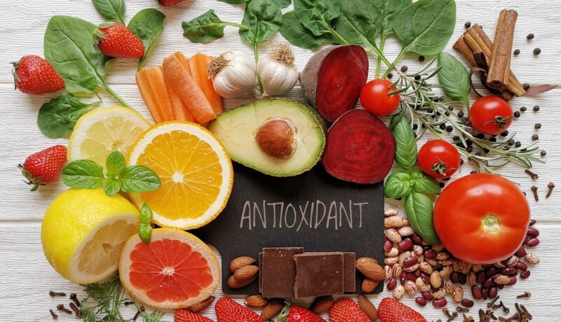 Alimente bogate în antioxidanți: legume și fructe proaspete, fasole, ciocolată