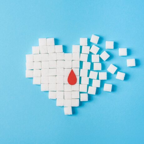 Picătură de sânge pe cuburi de zahăr în formă de inimă