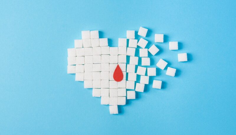 Picătură de sânge pe cuburi de zahăr în formă de inimă