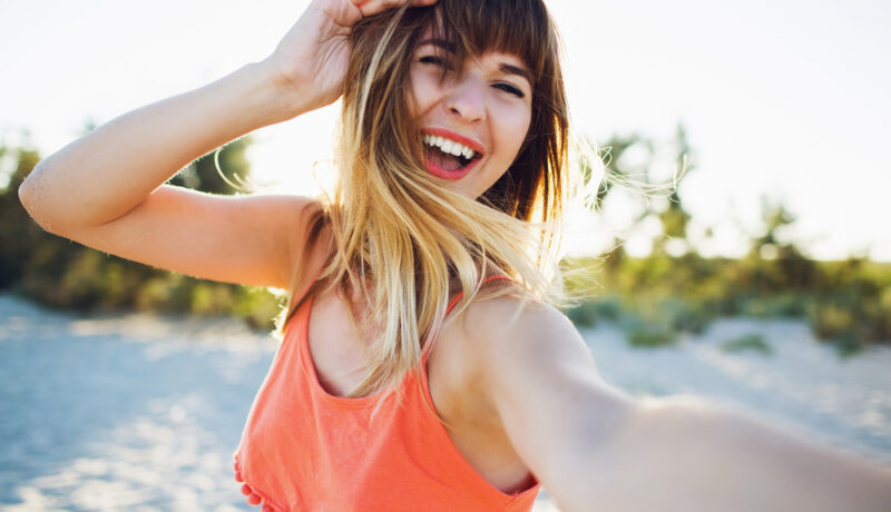 Râsul ar putea să îți întărească sistemul imunitar. Ce spun specialiștii despre modul în care emoțiile îți influențează organismul