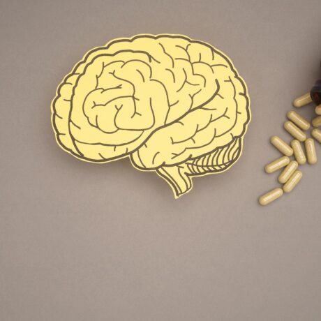 Suplimente alimentare și desen cu un creier, sugestiv pentru multivitaminele pentru memorie