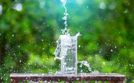Apă plată vs. apă carbogazoasă: beneficii și efecte adverse