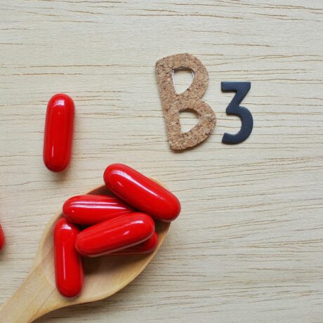 Capsule roșii de vitamina B3, numită și niacină