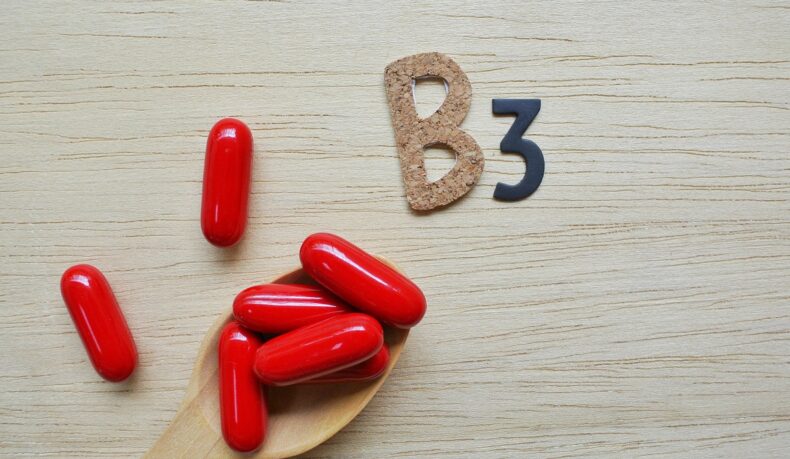 Capsule roșii de vitamina B3, numită și niacină